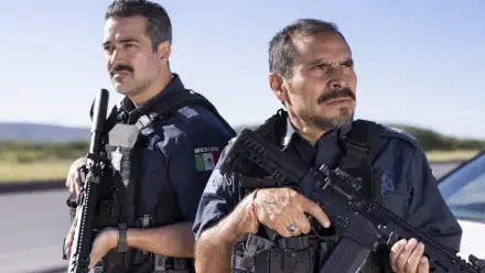 4K Ultra HD PC wallpaper titled Facing El Chapo — two armed Mexican officers in tactical gear stand alert by a roadside under a clear blue sky.