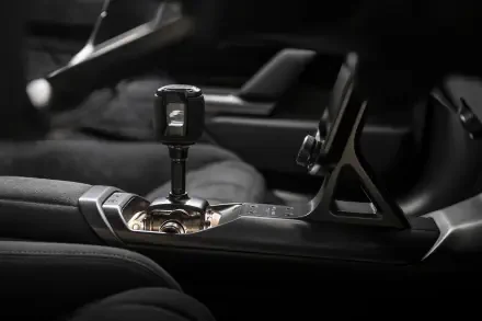 8K Ultra HD desktop wallpaper: close-up of McLaren McL 6GT car interior, showcasing the detailed gearshift and center console.