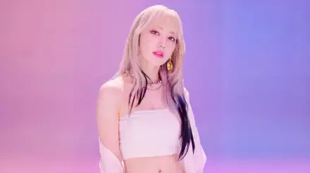 5K Ultra HD PC desktop wallpaper and background: a person with long blonde hair dark at the tips, wearing a white bandeau and gold hoop earring against a pink-purple gradient backdrop.