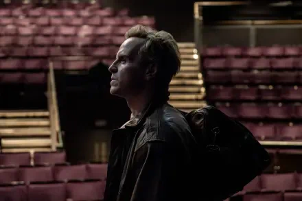 Andrew Scott in Elsinore (2026), wearing a backpack in an auditorium—4K Ultra HD PC desktop wallpaper and background.