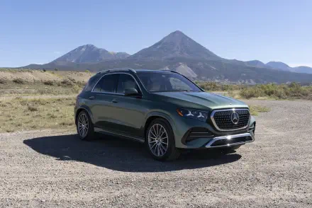 Mercedes-Benz GLS SUV parked on a desert road with mountains in the background, HD desktop wallpaper.