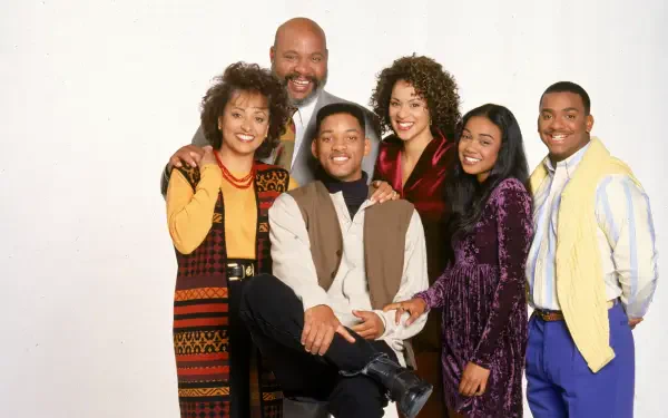 4K Ultra HD PC wallpaper — studio portrait of six smiling adults in colorful 1990s outfits in a warm family-group pose (tagged The Fresh Prince of Bel-Air).