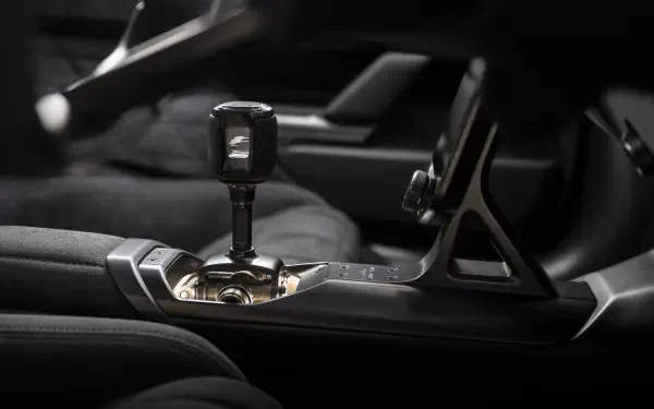 8K Ultra HD desktop wallpaper: close-up of McLaren McL 6GT car interior, showcasing the detailed gearshift and center console.