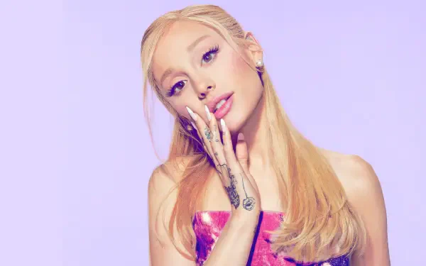 Close-up portrait of a blonde female singer and celebrity in a glossy pink dress against a soft lavender backdrop — 4K Ultra HD PC desktop wallpaper.