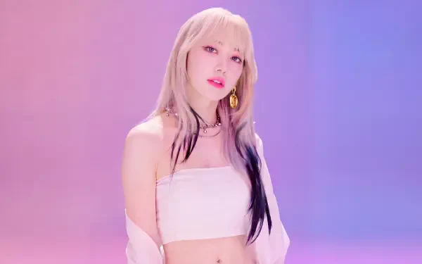 5K Ultra HD PC desktop wallpaper and background: a person with long blonde hair dark at the tips, wearing a white bandeau and gold hoop earring against a pink-purple gradient backdrop.