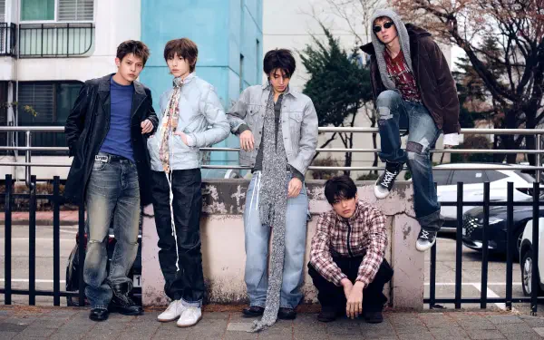 5K Ultra HD PC desktop wallpaper titled GREENGREEN — group of five men in casual jackets posing by an urban railing; tag: Cortis.