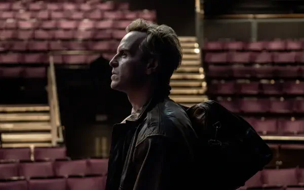 Andrew Scott in Elsinore (2026), wearing a backpack in an auditorium—4K Ultra HD PC desktop wallpaper and background.
