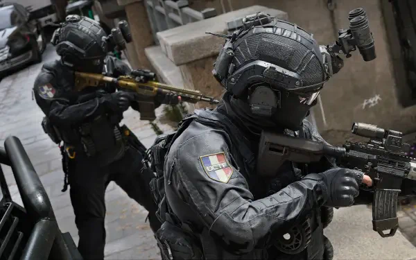 Call of Duty: Modern Warfare 4 HD PC wallpaper featuring armored soldiers with rifles in a tactical urban setting.
