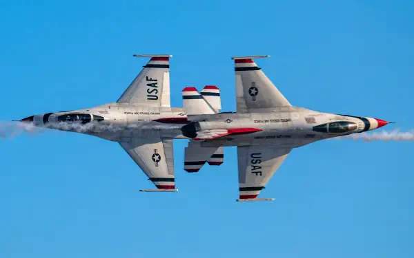 United States Air Force Thunderbirds General Dynamics F-16 Fighting Falcon in flight, featured in a 5K Ultra HD PC desktop wallpaper.
