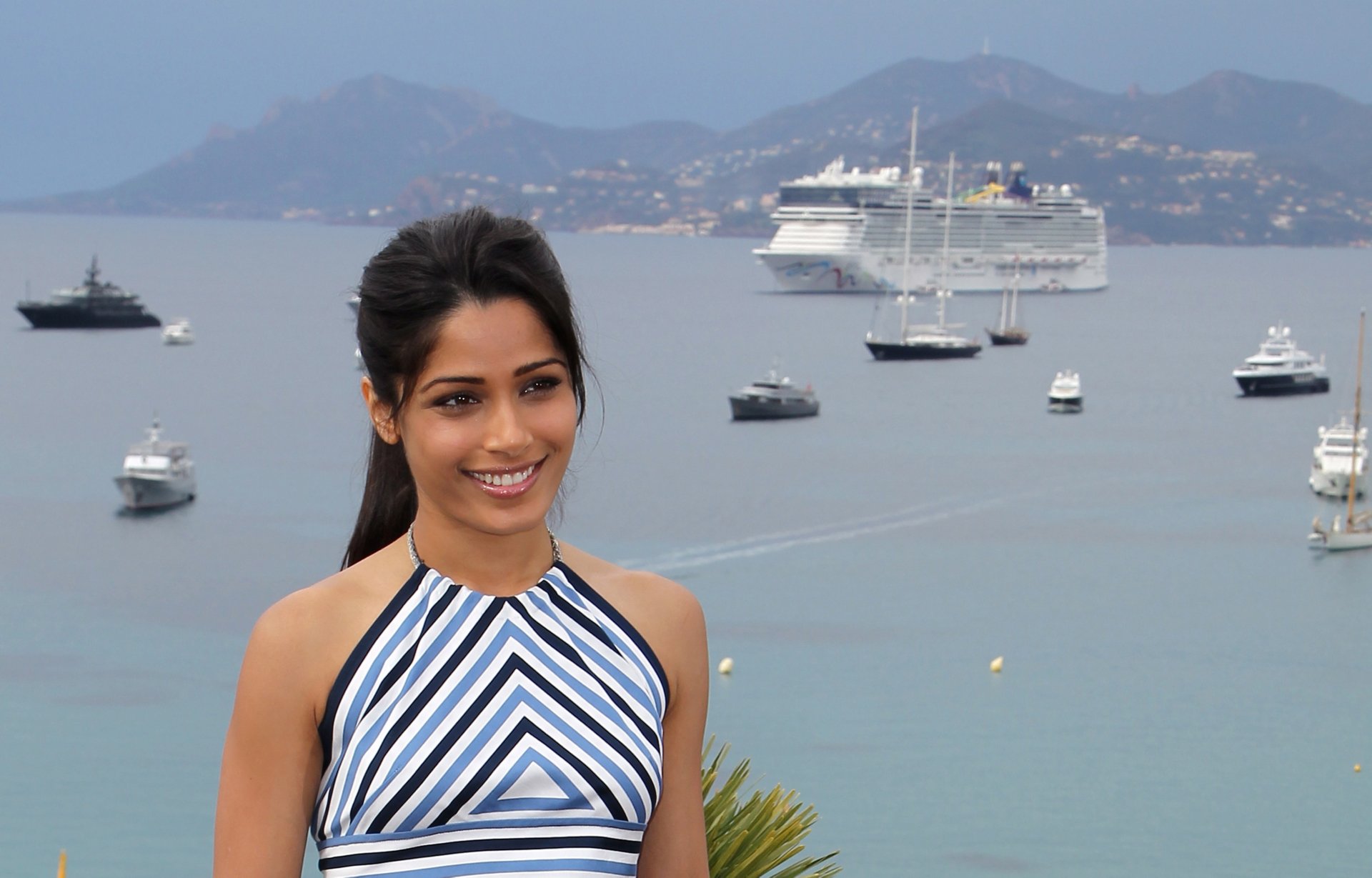 Download Celebrity Freida Pinto 4k Ultra HD Wallpaper