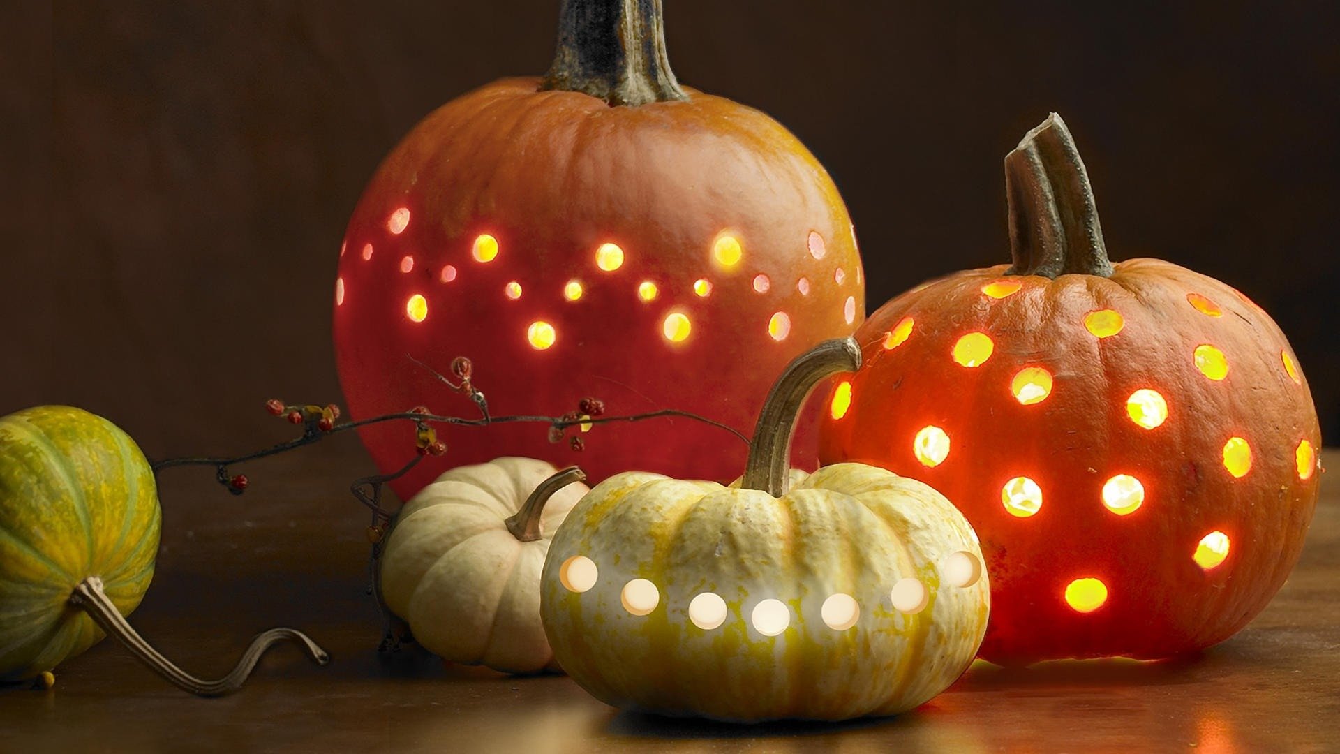 Halloween Glow: Festive Holiday Pumpkin HD Wallpaper | 1920x1080