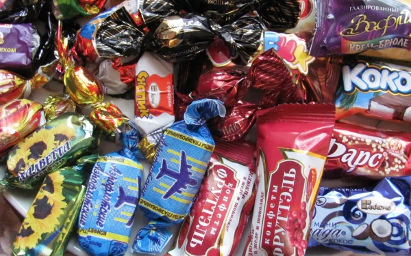 HD PC desktop wallpaper showing a vibrant pile of assorted wrapped sweets and candies, colorful packaging filling the frame.