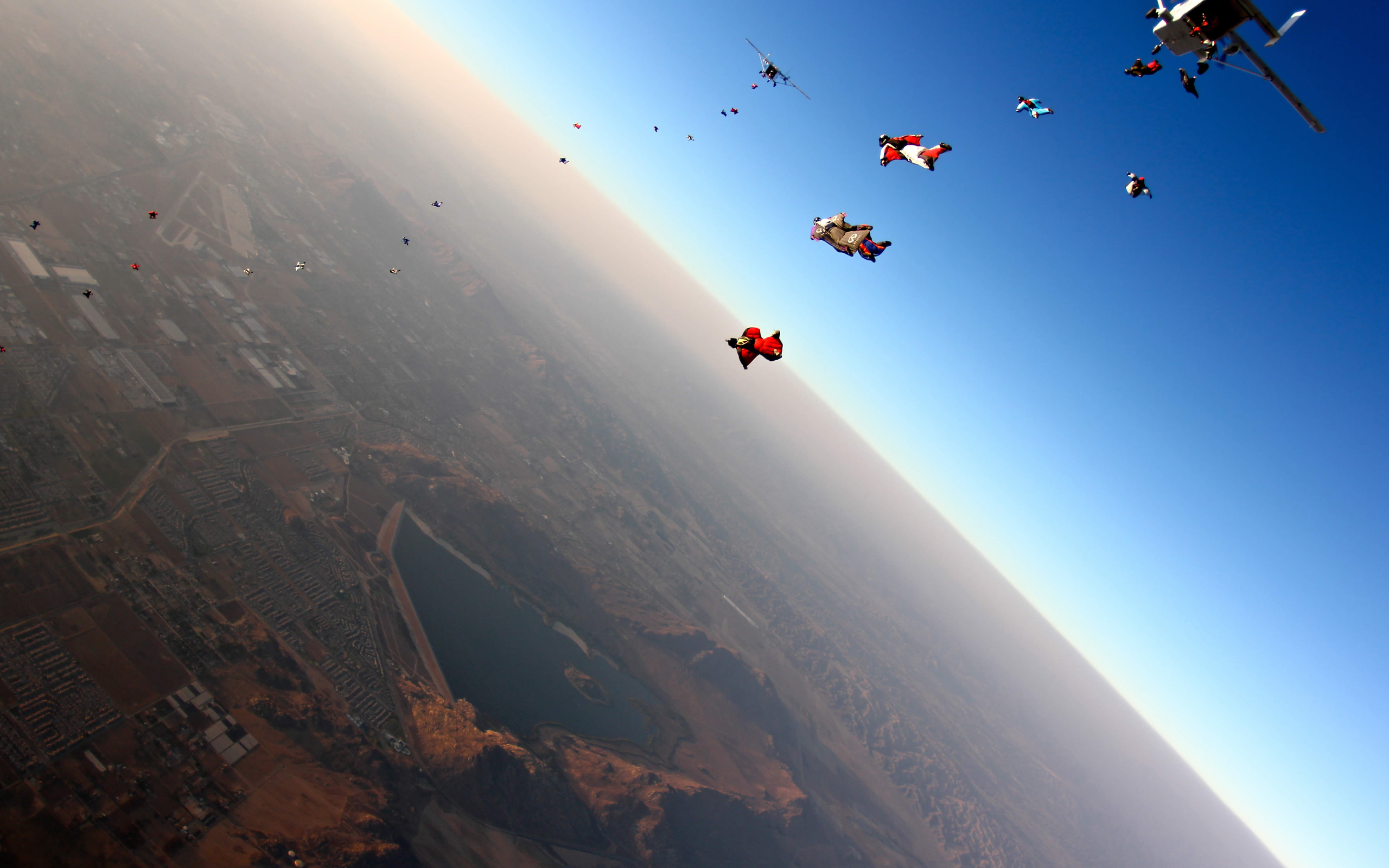 Hình nền Skydiving sẽ làm cho thiết bị của bạn thêm phần sinh động và hấp dẫn! Ảnh tuyệt đẹp này sẽ cho bạn cảm giác như mình đang trải nghiệm môn thể thao phiêu lưu đầy cảm xúc trên trời. Hãy xem ảnh để cảm nhận thêm về khung cảnh đầy mê hoặc này nhé!