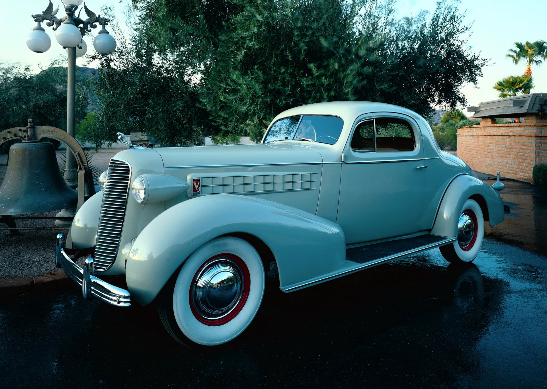 Download Vehicle Cadillac HD Wallpaper