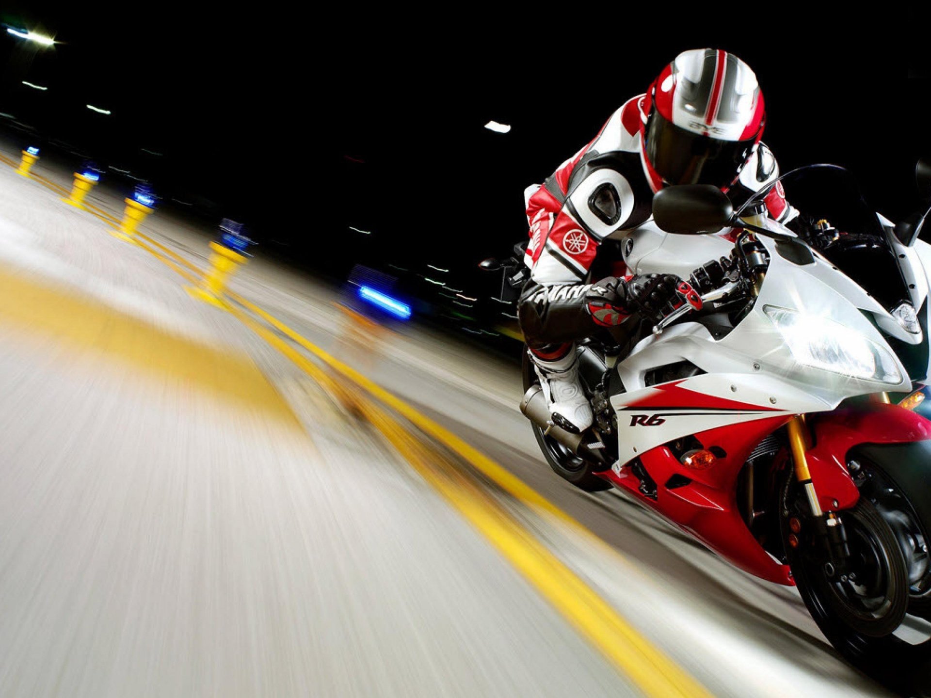 HD PC desktop wallpaper featuring a Yamaha R6 motorcycle speeding on a curved road at night with motion blur effects.