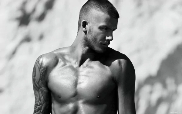 Black and white HD desktop wallpaper of shirtless David Beckham, showcasing his muscular physique and tattoos in a sports-themed image.