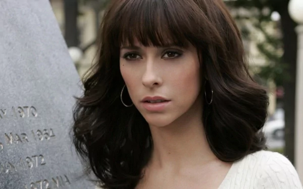 HD PC desktop wallpaper featuring Jennifer Love Hewitt as Melinda Gordon from the TV show Ghost Whisperer.