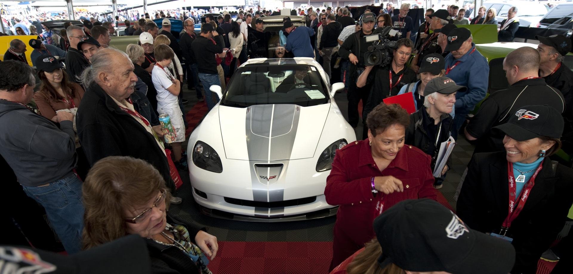 Download Vehicle Chevrolet Corvette 427 Car Show Chevrolet Corvette Crowd Wallpaper