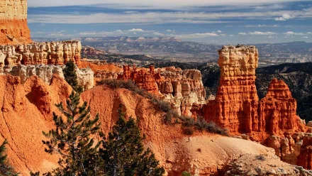 Stunning landscape of Bryce Canyon National Park in Utah, showcasing dramatic cliffs and vibrant red rock formations under a clear blue sky. A captivating view of nature’s beauty.