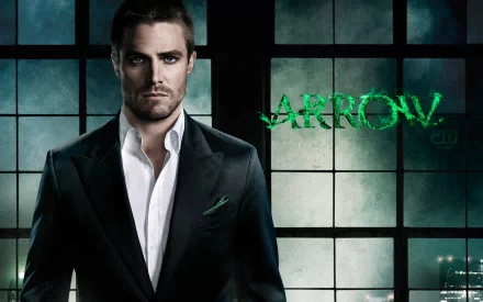 HD wallpaper featuring Oliver Queen as Green Arrow from the TV show Arrow, with a striking backdrop of city lights and the show's title in a dynamic green font.
