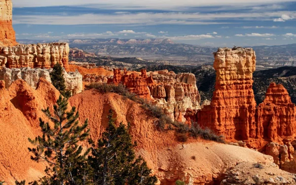 Stunning landscape of Bryce Canyon National Park in Utah, showcasing dramatic cliffs and vibrant red rock formations under a clear blue sky. A captivating view of nature’s beauty.