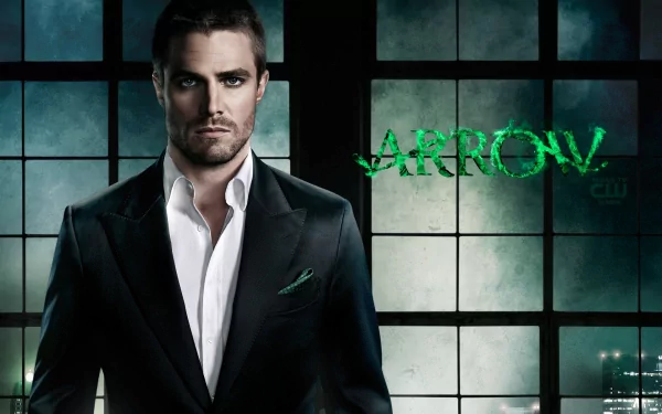HD wallpaper featuring Oliver Queen as Green Arrow from the TV show Arrow, with a striking backdrop of city lights and the show's title in a dynamic green font.