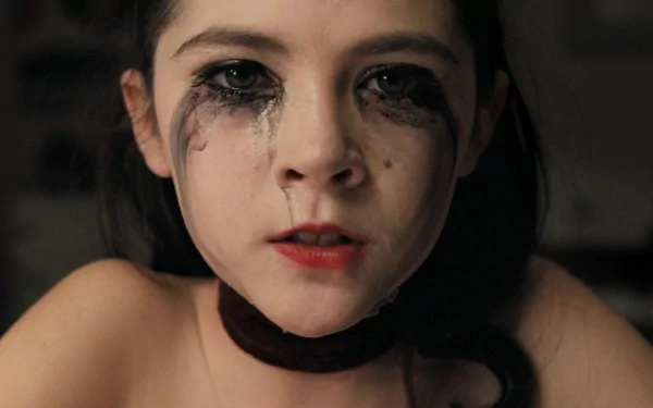 HD PC desktop wallpaper of Isabelle Fuhrman from the movie Orphan, featuring her with dramatic dark makeup running down her face and red lipstick.