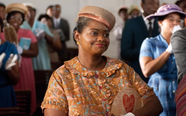 HD desktop wallpaper from The Help featuring a smiling woman in a church, surrounded by applauding congregants.