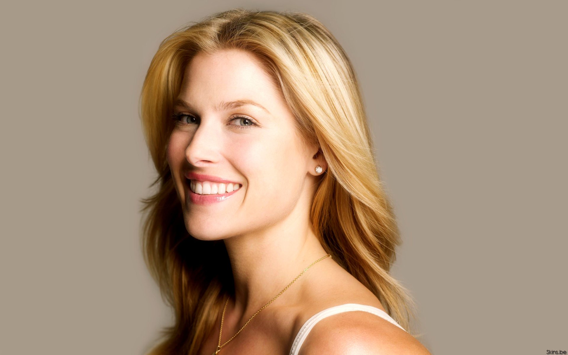 HD PC desktop wallpaper featuring a smiling celebrity Ali Larter with blonde hair against a neutral background.