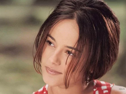 HD PC desktop wallpaper featuring a close-up portrait of Alizée with soft lighting, representing music-themed imagery.