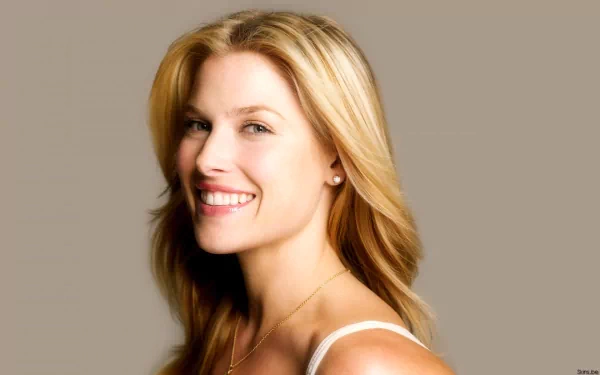 HD PC desktop wallpaper featuring a smiling celebrity Ali Larter with blonde hair against a neutral background.