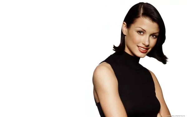 HD PC desktop wallpaper featuring celebrity Bridget Moynahan in a black sleeveless top against a white background.