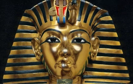 An artistic HD desktop wallpaper featuring the iconic golden mask of an Egyptian pharaoh, showcasing intricate details and vibrant colors against a dark background.