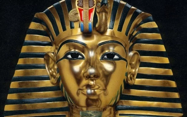 An artistic HD desktop wallpaper featuring the iconic golden mask of an Egyptian pharaoh, showcasing intricate details and vibrant colors against a dark background.