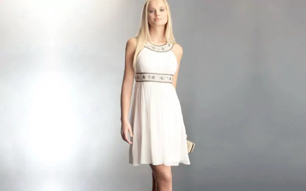HD desktop wallpaper of a woman, Elisandra Tomacheski, wearing a chic white dress against a subtle grey background.