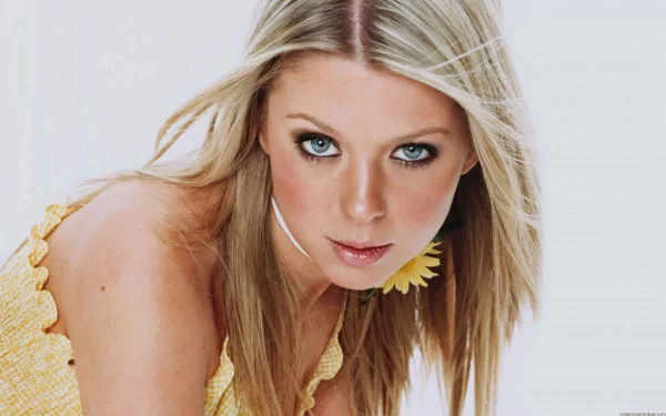 HD desktop wallpaper featuring celebrity Tara Reid with blonde hair and blue eyes against a light background.