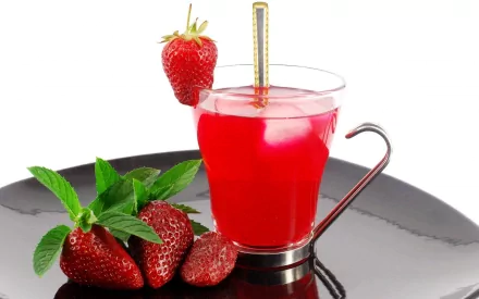 HD PC desktop wallpaper featuring a vibrant red drink in a clear glass with fresh strawberries and mint leaves on a glossy black plate.