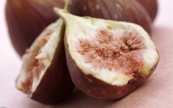 HD PC desktop wallpaper: close-up of ripe halved figs revealing pink flesh and seeds against a soft, neutral background.