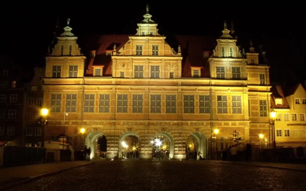 A stunning HD wallpaper featuring a beautifully illuminated palace at night, showcasing intricate architecture and warm lighting in a serene urban setting.