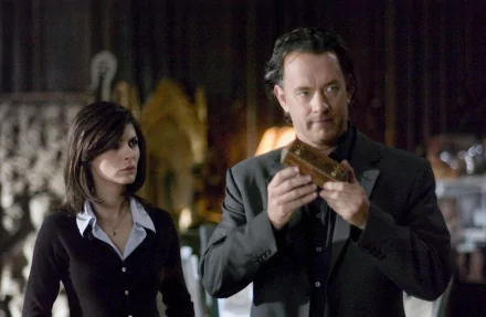 HD desktop wallpaper featuring characters from The Da Vinci Code with Tom Hanks examining an object and Audrey Tautou observing.