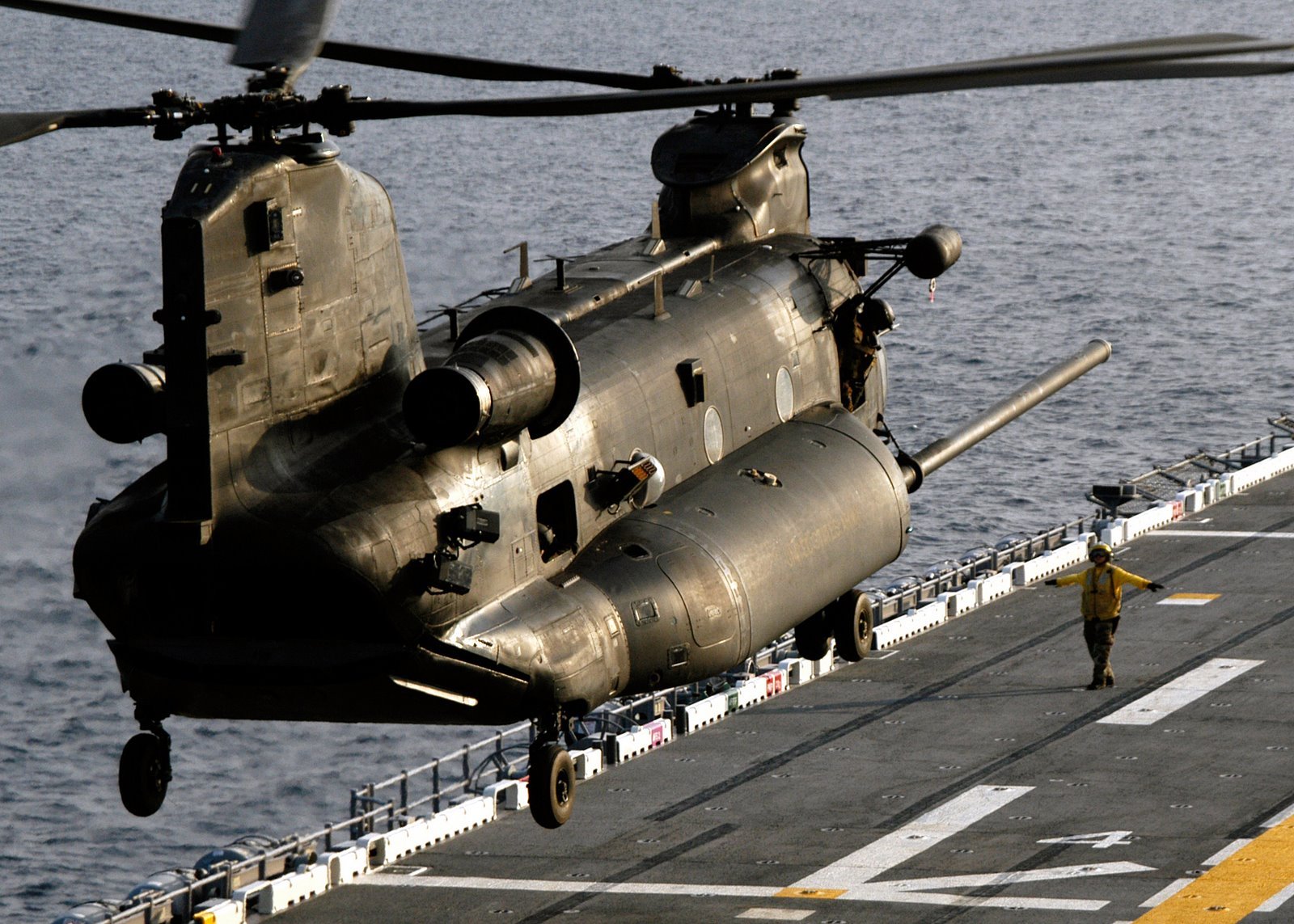 Download Military Boeing CH-47 Chinook Wallpaper