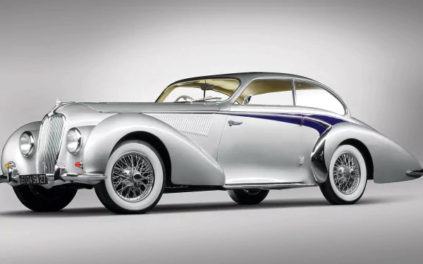 HD PC desktop wallpaper showcasing a classic silver Delahaye 135 vehicle with sleek curves and vintage design against a neutral background.