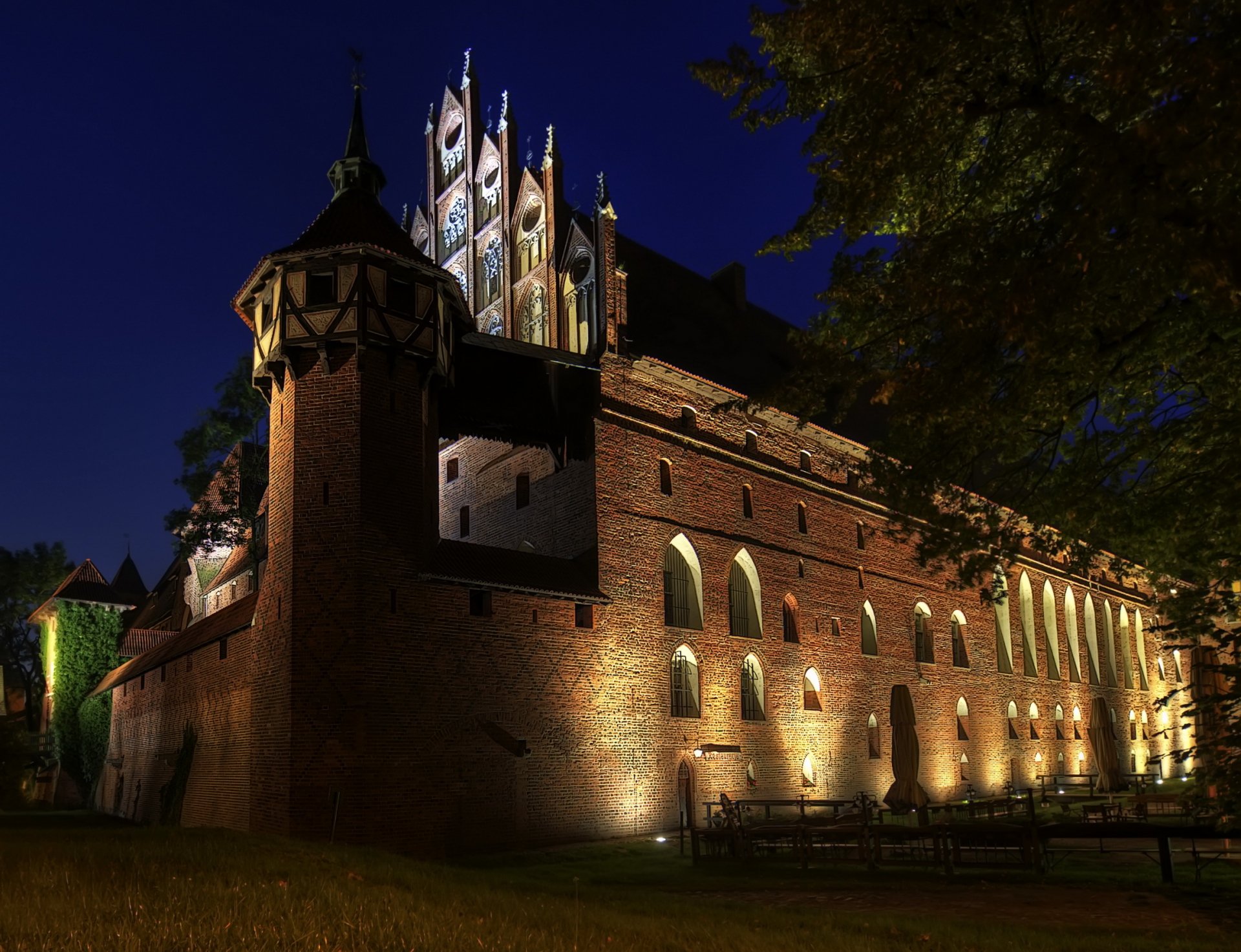 Download Man Made Malbork Castle  HD Wallpaper