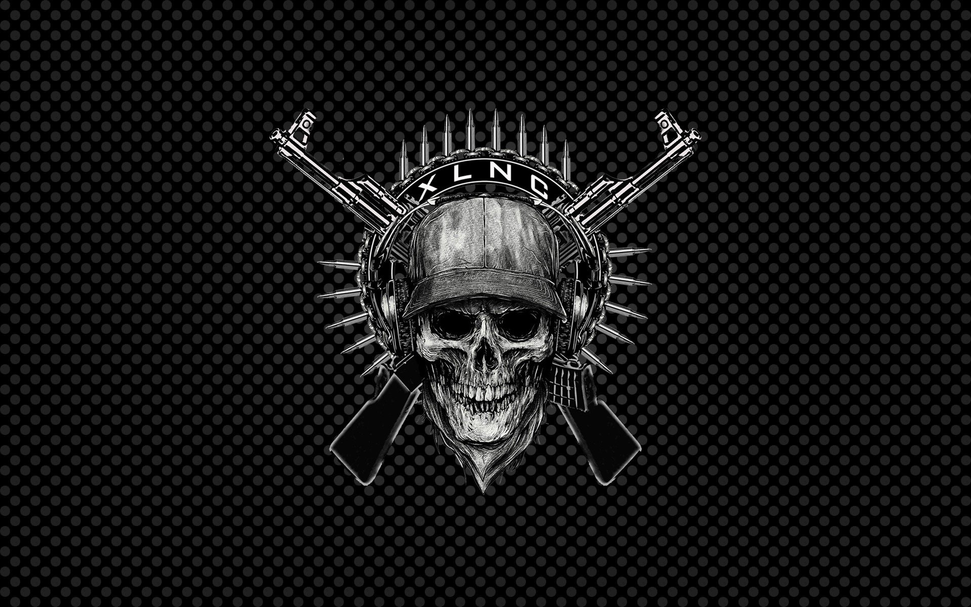 Dark HD PC desktop wallpaper: skull with spiked helmet and crossed rifles on a textured carbon-fiber background.