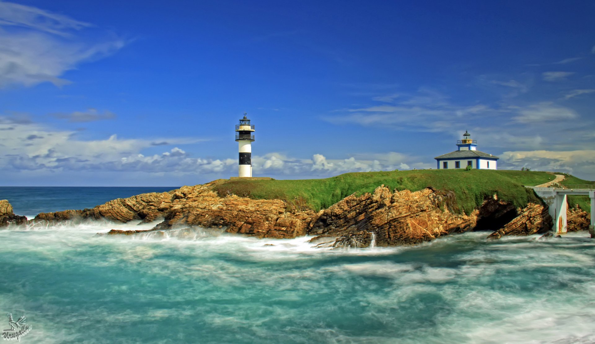 HD Lighthouse Oasis: Man-Made Sentinel by the Sea | 2048x1184 ...