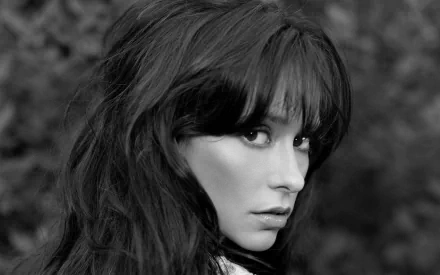 Black-and-white HD desktop wallpaper featuring a close-up portrait of celebrity Jennifer Love Hewitt with tousled dark hair and an intense gaze.