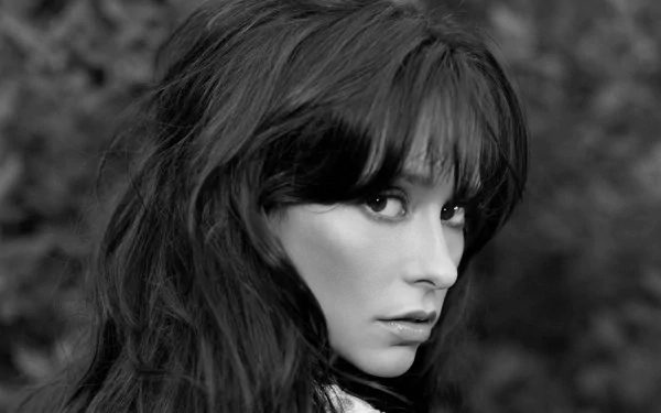 Black-and-white HD desktop wallpaper featuring a close-up portrait of celebrity Jennifer Love Hewitt with tousled dark hair and an intense gaze.