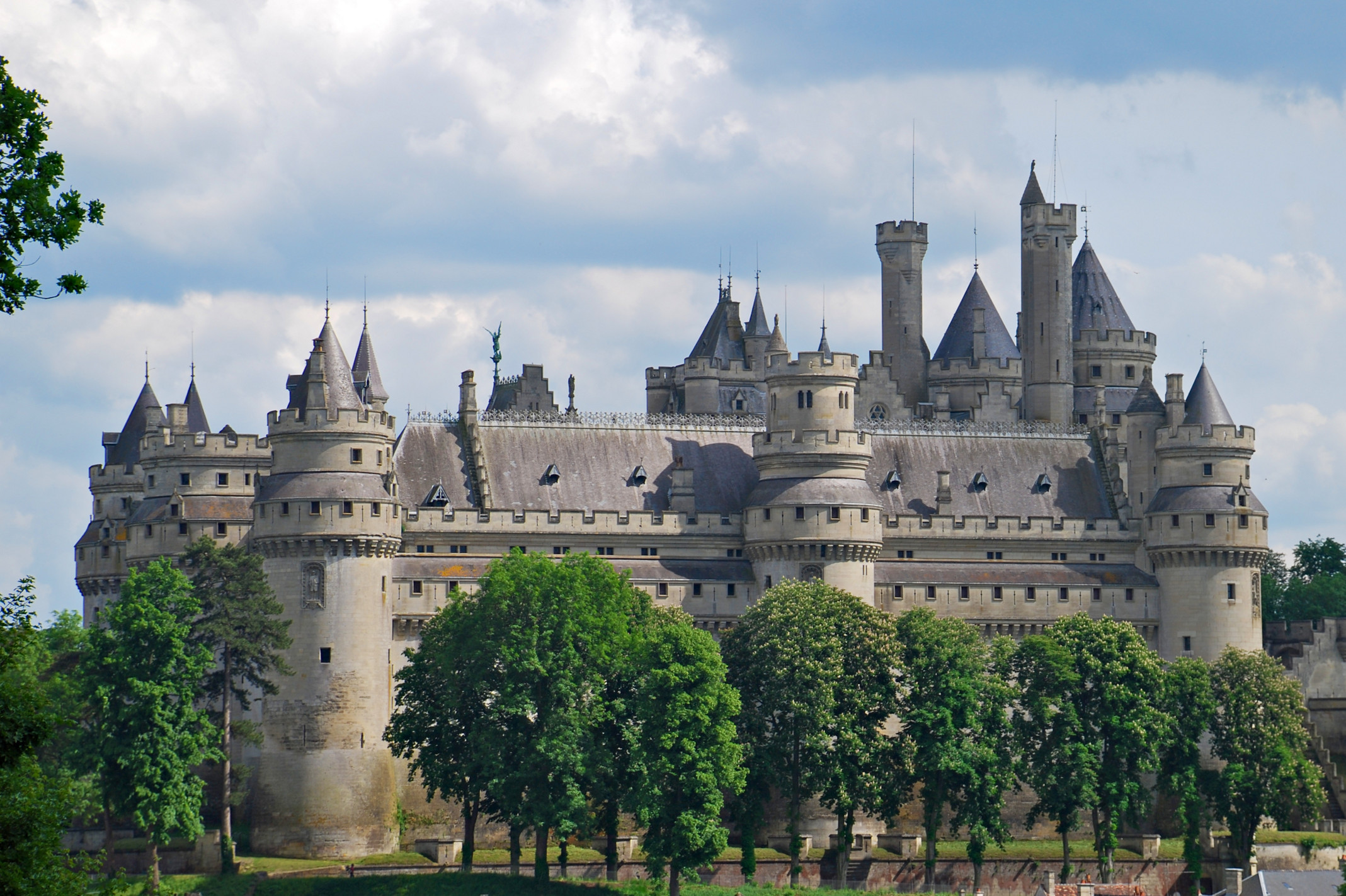 download-man-made-castle-hd-wallpaper
