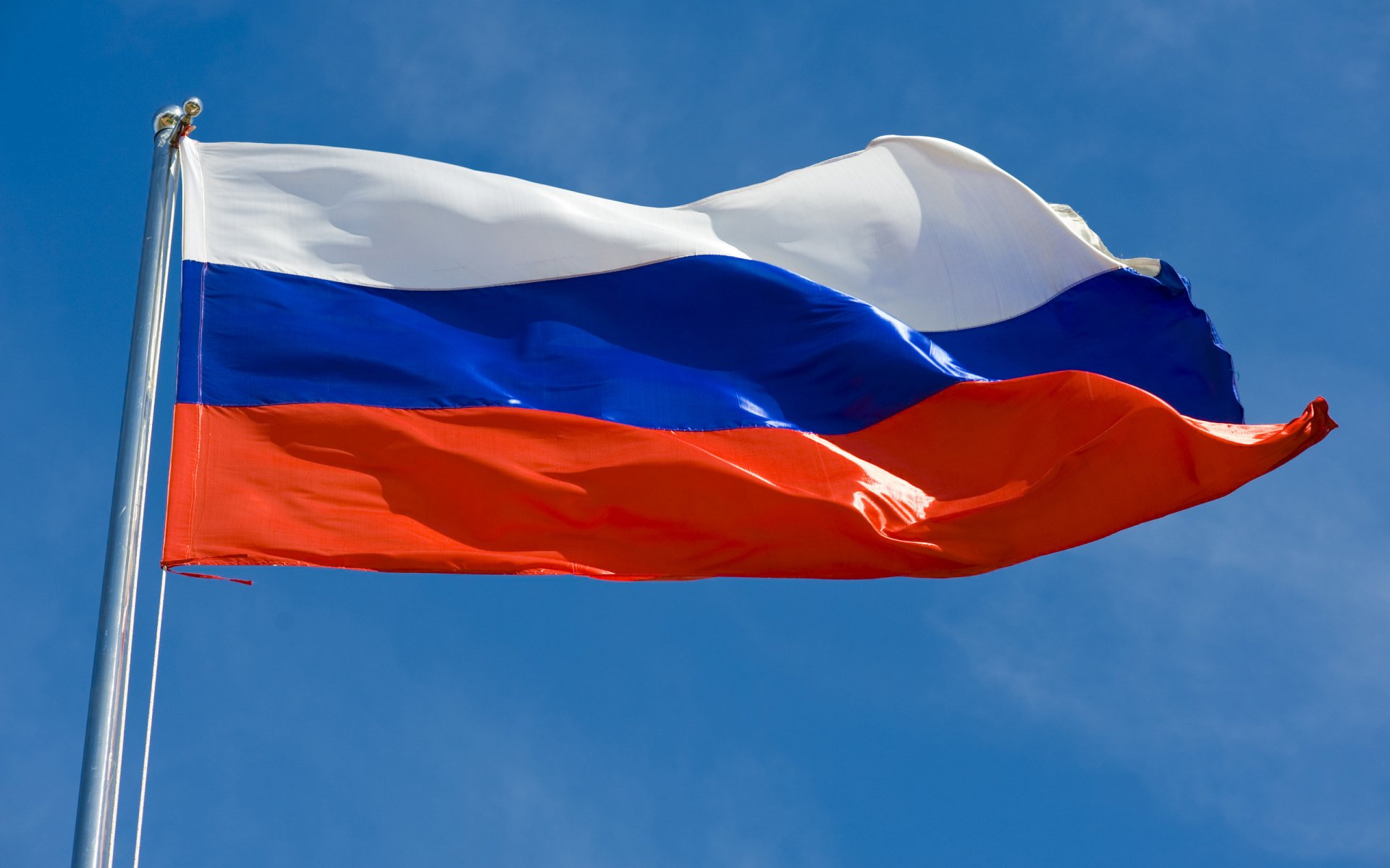 Russian tricolor flag (white, blue, red) waving against a clear blue sky — 2K Quad HD PC desktop wallpaper/background.