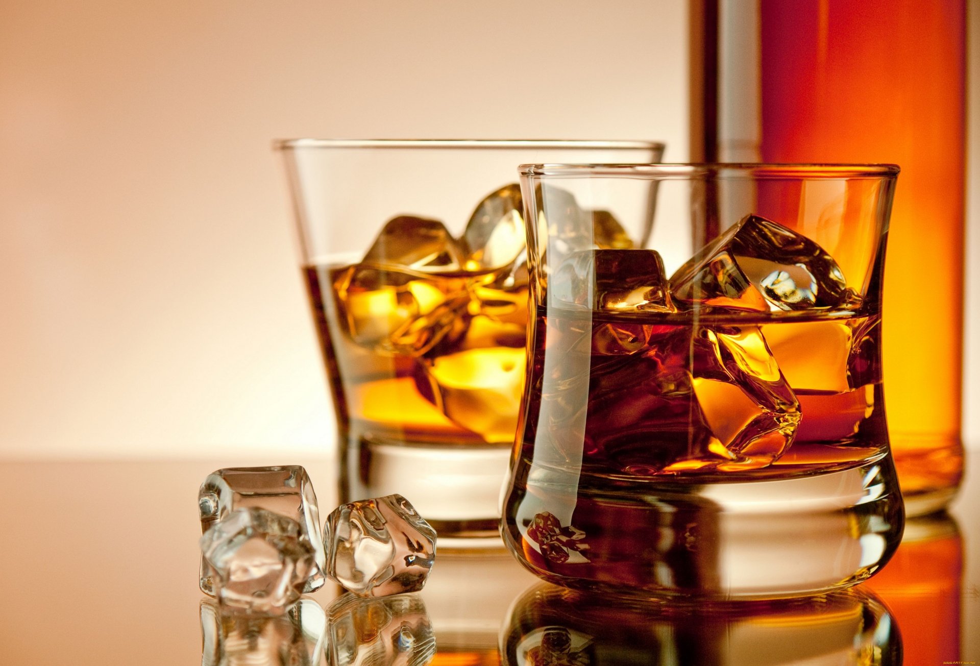 4K Ultra HD desktop wallpaper featuring two glasses of whisky with ice cubes, accompanied by additional ice and a bottle in the background, highlighting food and whisky themes.
